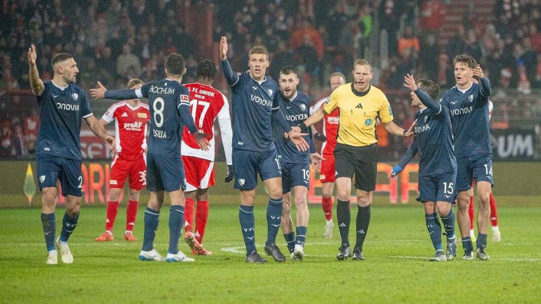 Scandale du briquet à Union-Bochum : Les interrogations persistent après la décision de ne pas abandonner le match