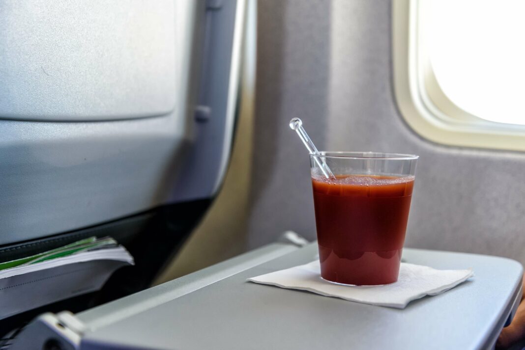 Le mystère du goût du jus de tomate en avion : pourquoi le vin de vacances déçoit à la maison