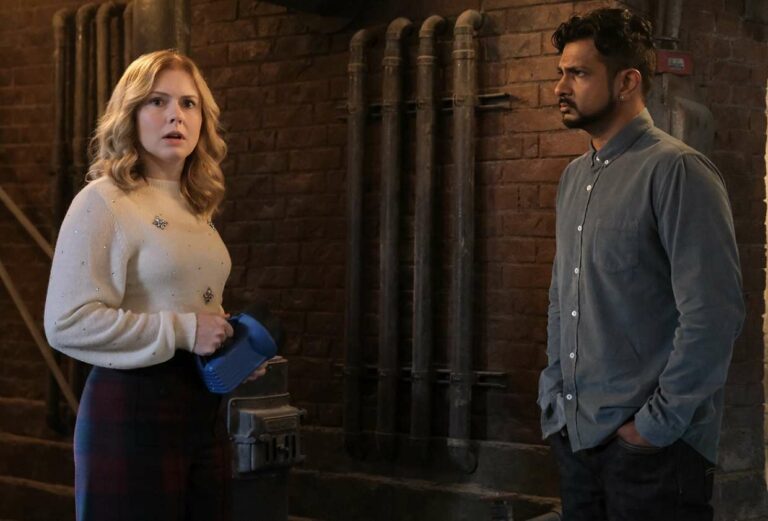 Rose McIver et Utkarsh Ambudkar de Ghosts évoquent la double possession, le choc du personnage de Jay et un clin d'œil à iZombie (Vidéo)