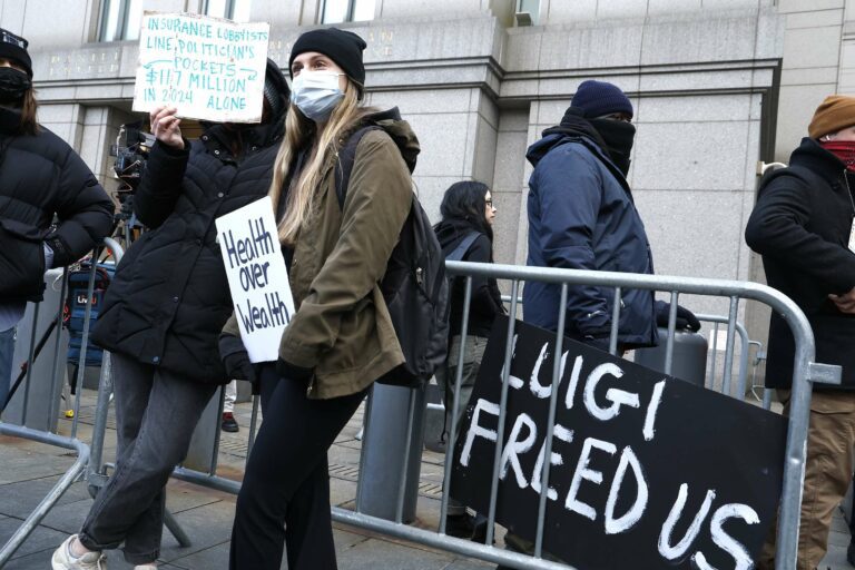 Le personnel de l'hôpital considère la fusillade du PDG de l'UHC comme un signal urgent pour réformer la lutte contre la violence.