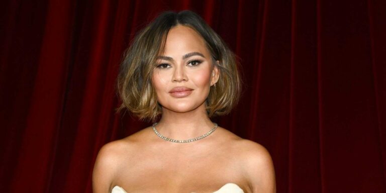 Chrissy Teigen révèle qu'elle ignorait avoir fait une fausse couche tardive à cause de complications.