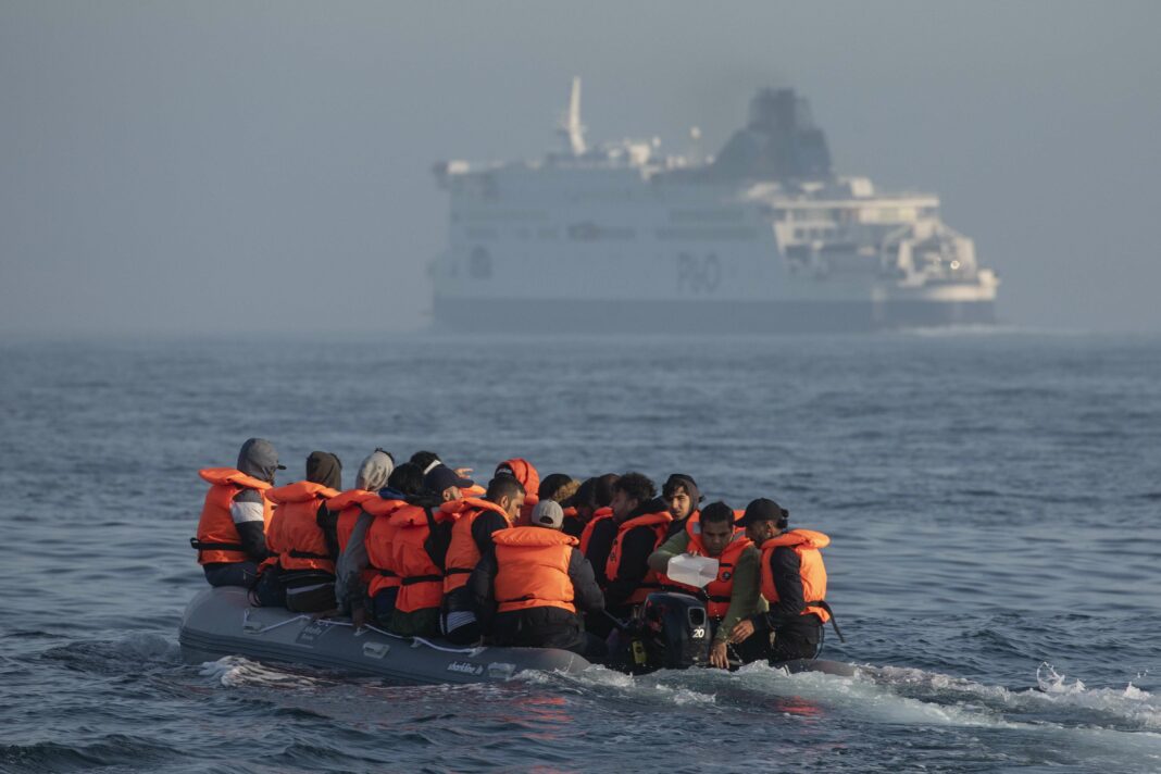 Des satellites d'observation déployés pour surveiller les migrants traversant la Manche dans un programme de 15 millions de livres